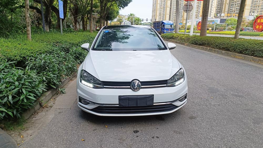 Volkswagen Golf 2018 car image #2