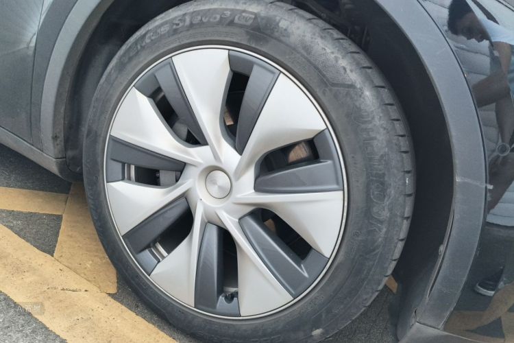 Tesla Model Y 2022 car image #9