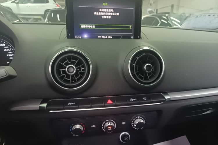 Audi A3 2018 car image #18