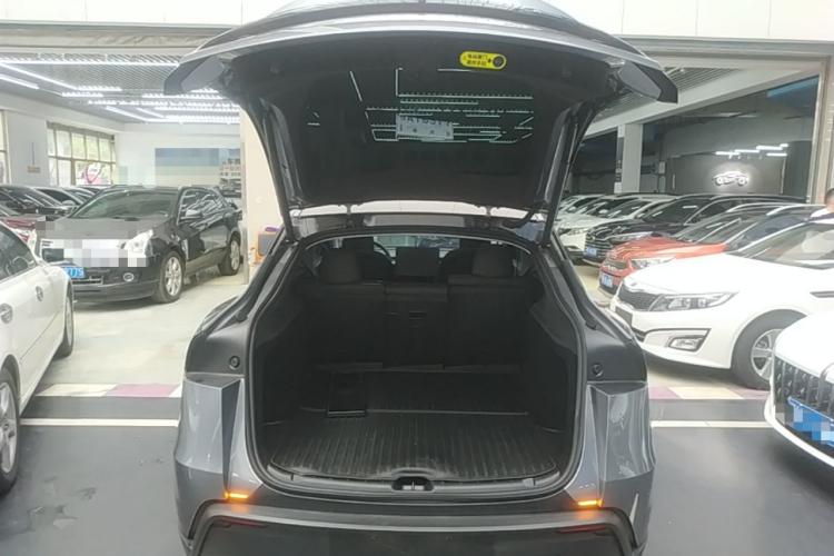 Tesla Model Y 2025 car image #19