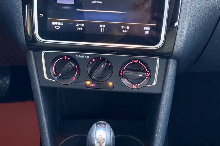 Volkswagen Polo 2018 car image #29