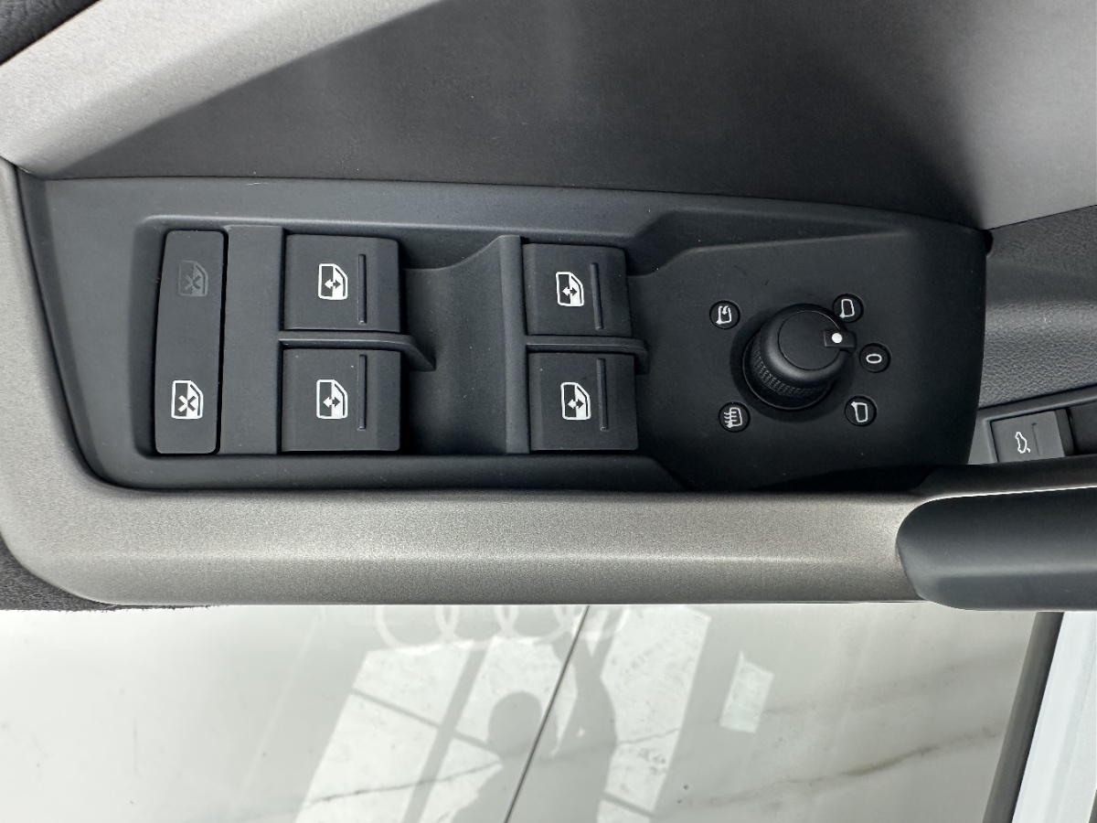 Audi Q3 2023 car image #12