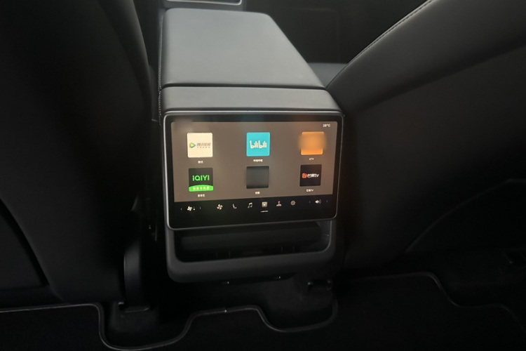 Tesla Model Y 2025 immagine di auto #19