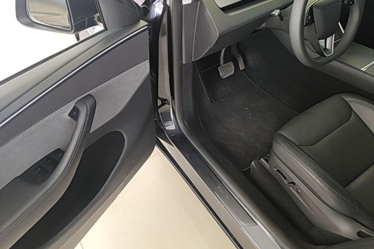 Tesla Model Y 2025 #12 Tesla Model Y 2025 car image #12