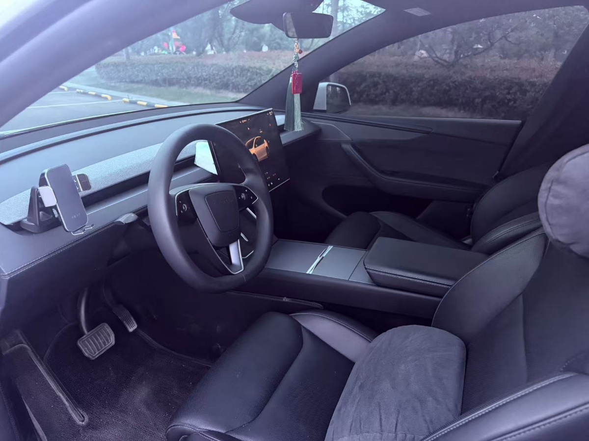 Tesla Model Y L 2025 car image #6