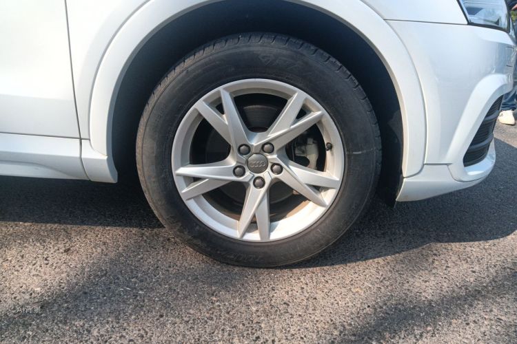 Audi Q3 2017 car image #9
