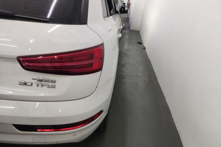 Audi Q3 2017 car image #8