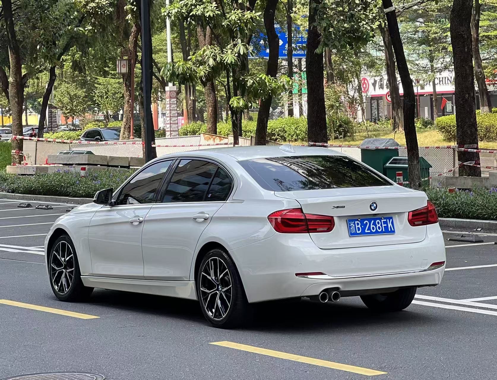 BMW 3 Series 2018 car image #9