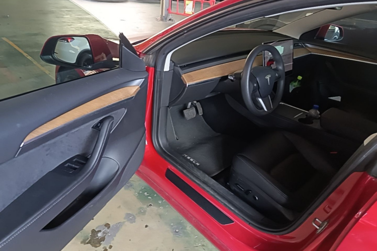 Tesla Model 3 2021 car image #16