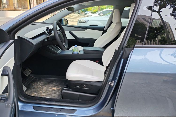 Tesla Model Y 2025 #17 Tesla Model Y 2025 car image #17