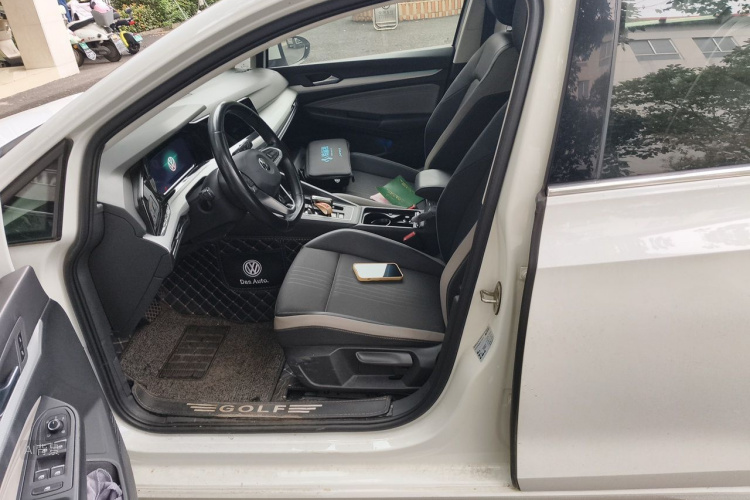 Volkswagen Golf 2021 car image #17