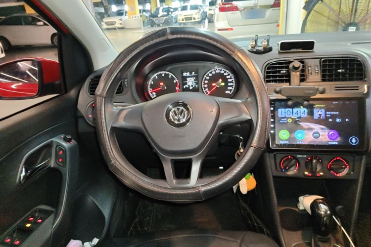 Volkswagen Polo 2018 car image #11
