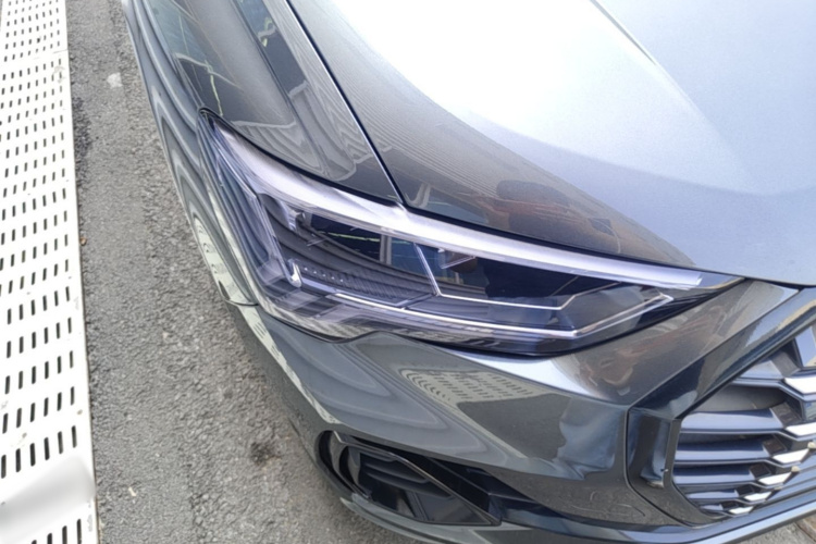 Audi Q3 2019 car image #8
