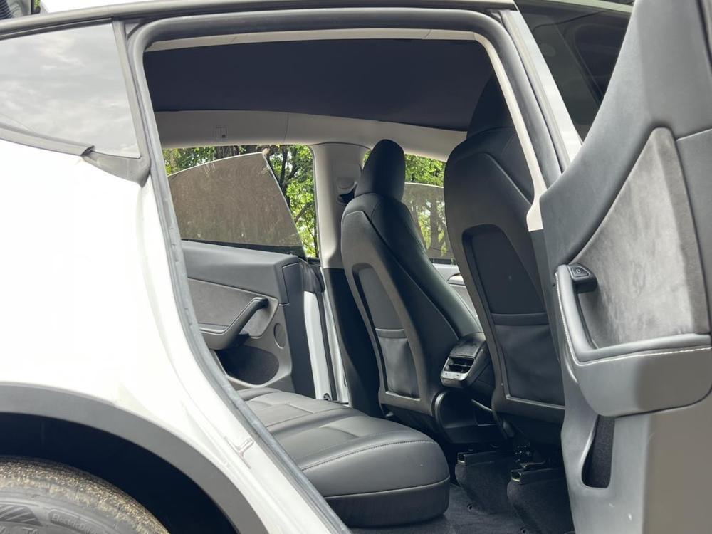 Tesla Model Y 2023 car image #18