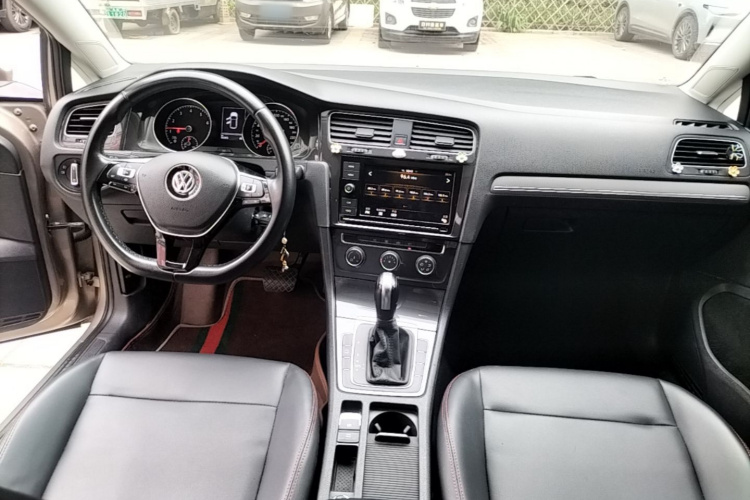 Volkswagen Golf 2020 car image #10