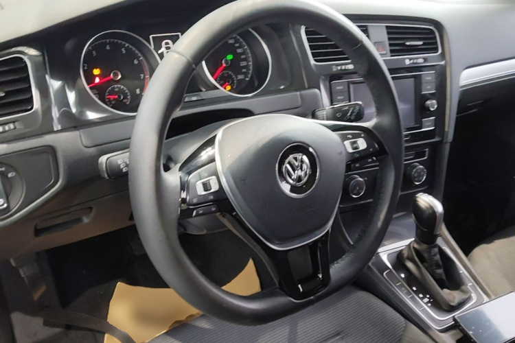 Volkswagen Golf 2018 car image #11