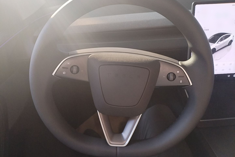 Tesla Model Y 2025 #11 Tesla Model Y 2025 car image #11