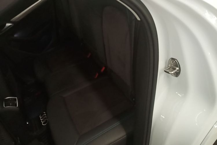 Audi Q3 2018 car image #17