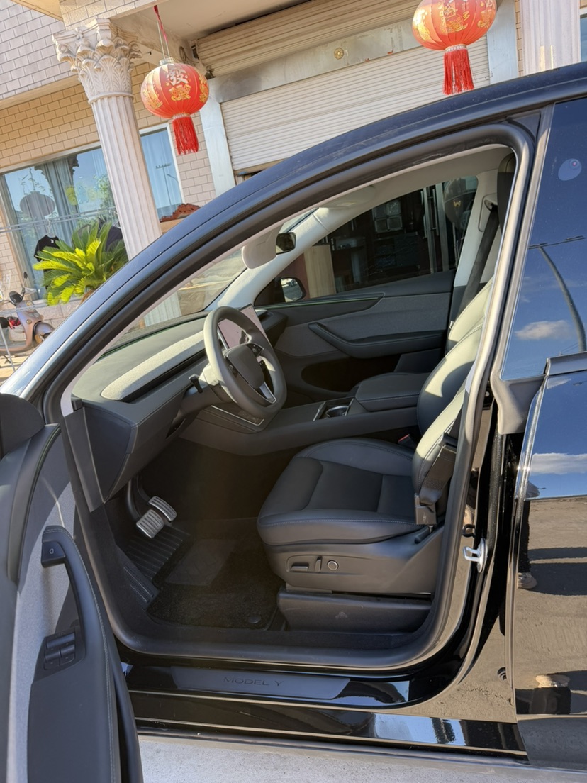 Tesla Model Y 2025 #8 Tesla Model Y 2025 car image #8