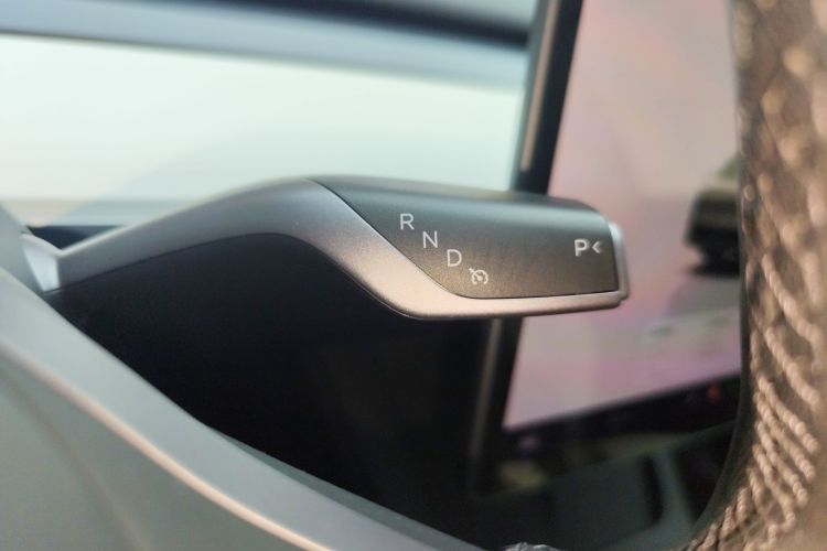 Tesla Model Y 2023 car image #18