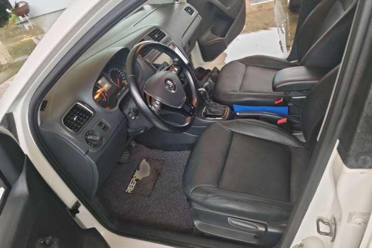 Volkswagen Polo 2016 car image #15