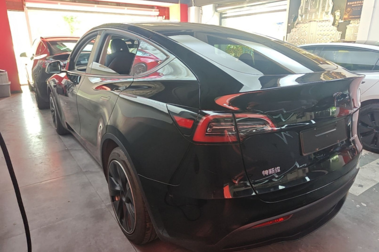 Tesla Model Y 2022 #5 Tesla Model Y 2022 car image #5