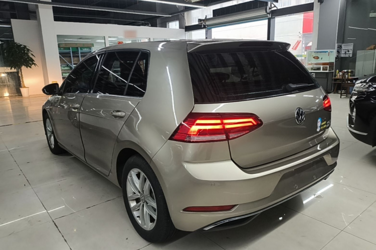 Volkswagen Golf 2018 car image #5