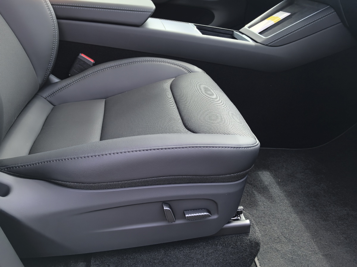 Tesla Model Y 2026 #5 Tesla Model Y 2026 car image #5