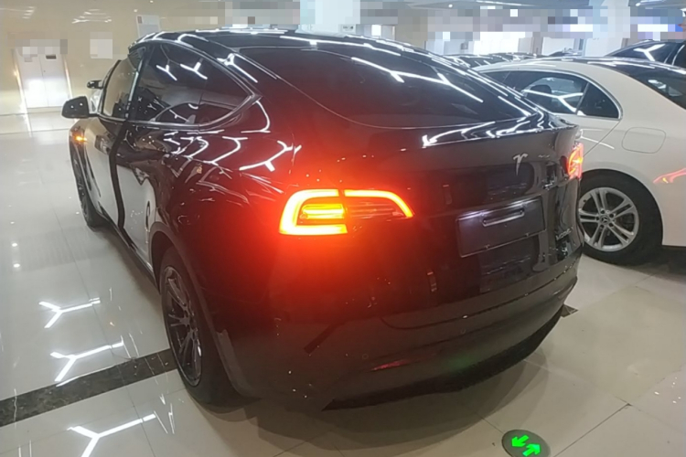 Tesla Model Y 2023 #5 Tesla Model Y 2023 car image #5