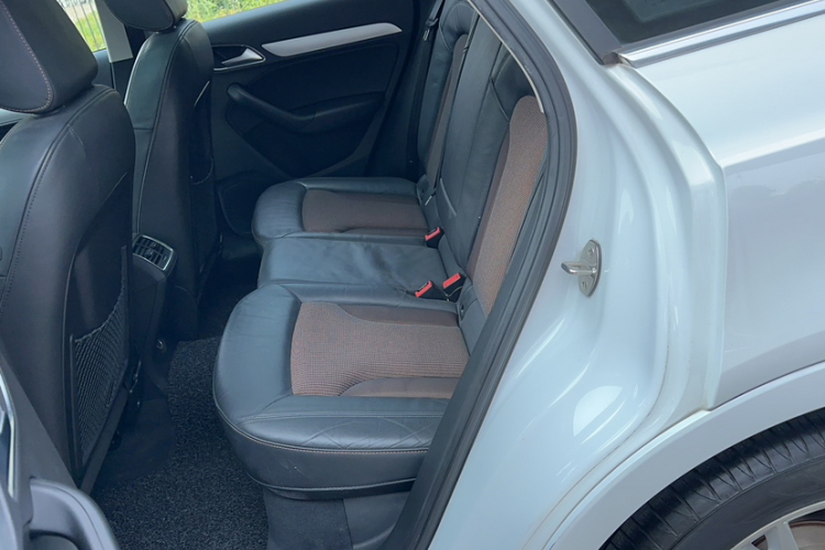 Audi Q3 2017 car image #10