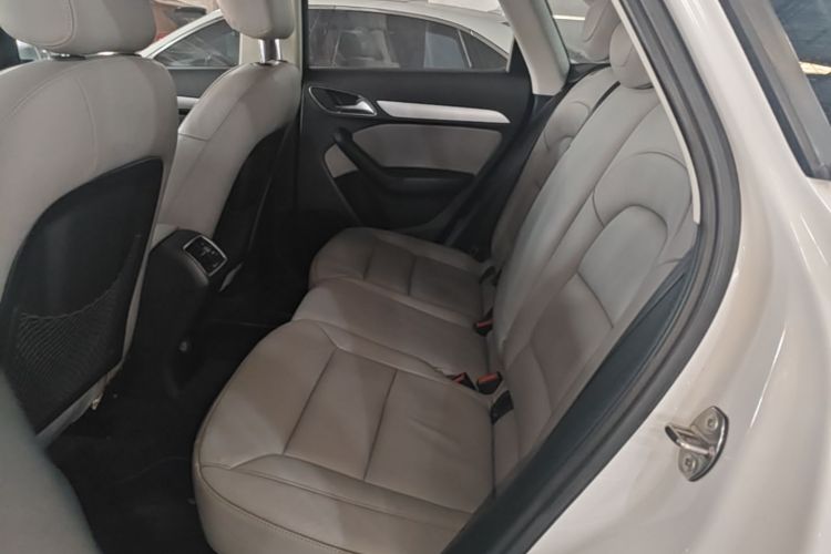 Audi Q3 2018 car image #17