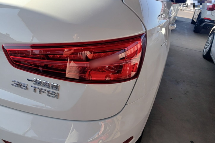 Audi Q3 2017 car image #8