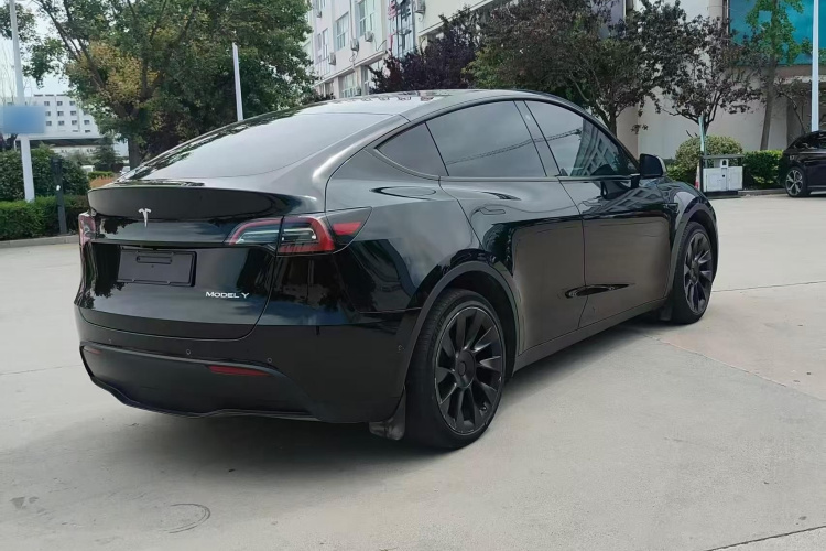 Tesla Model Y 2023 immagine di auto #9