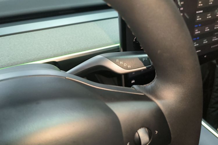 Tesla Model Y 2024 immagine di auto #14
