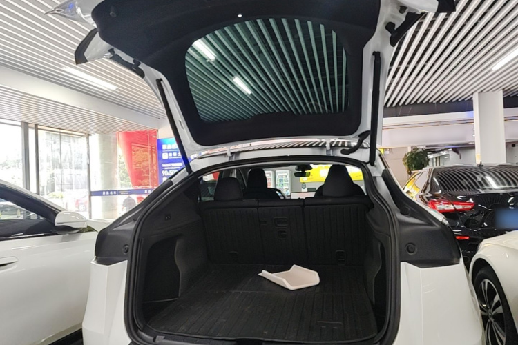 Tesla Model Y 2024 #19 Tesla Model Y 2024 car image #19