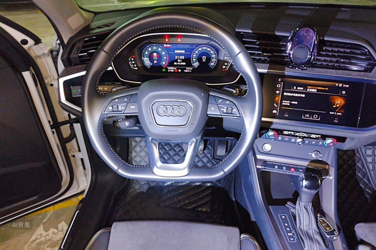 Audi Q3 2020 car image #12