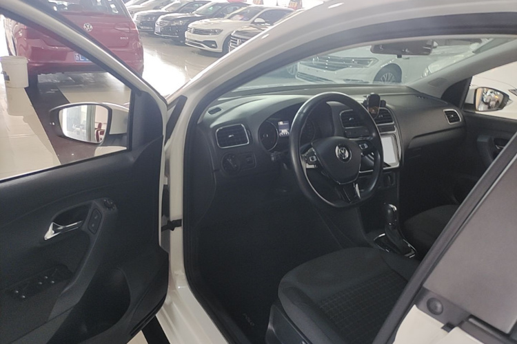 Volkswagen Polo 2018 car image #16