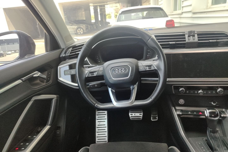 Audi Q3 2019 car image #12