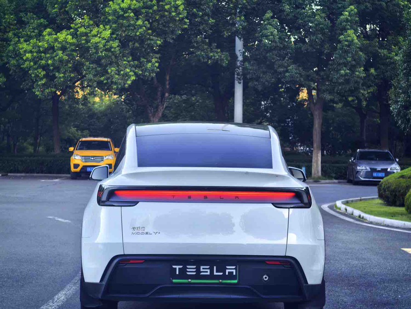 Tesla Model Y 2025 #8 Tesla Model Y 2025 car image #8