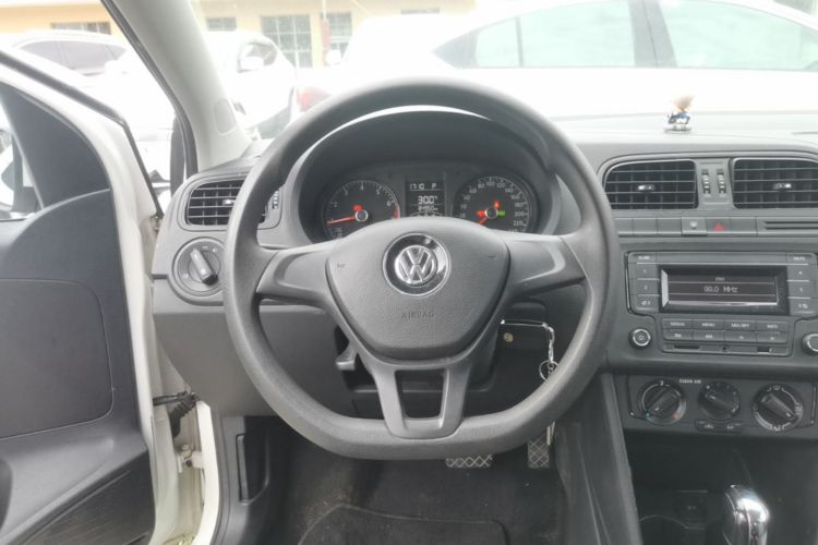 Volkswagen Polo 2016 car image #11