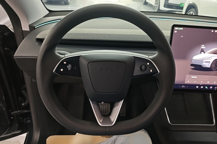 Tesla Model Y 2025 #11 Tesla Model Y 2025 car image #11