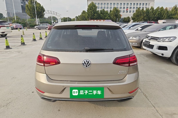 Volkswagen Golf 2018 car image #6