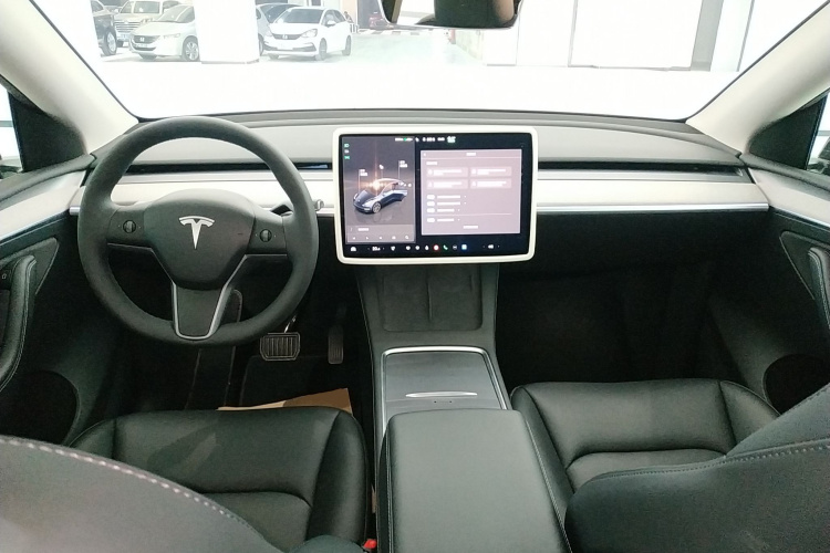 Tesla Model Y 2025 #10 Tesla Model Y 2025 car image #10