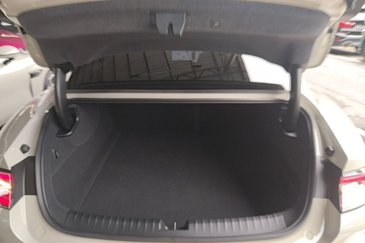 MI SU7 2025 immagine di auto #21