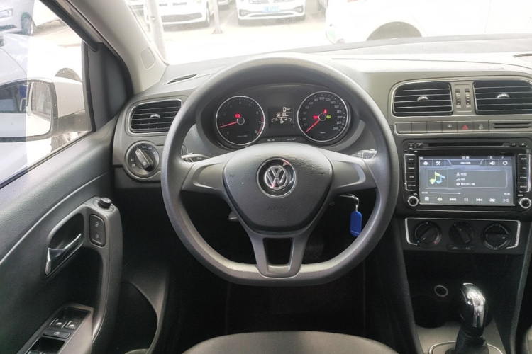 Volkswagen Polo 2016 car image #15
