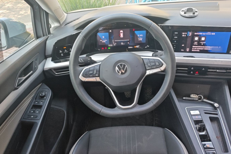 Volkswagen Golf 2023 car image #11