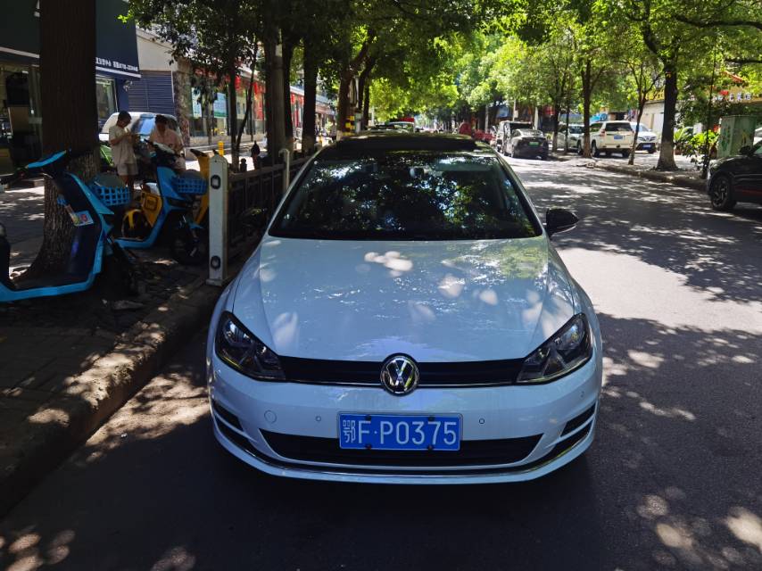 Volkswagen Golf 2017 car image #2