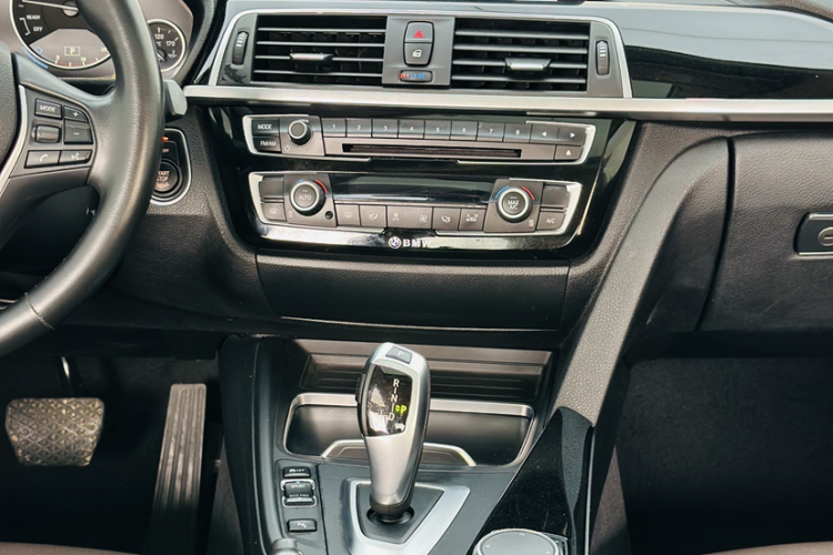 BMW 3 Series 2019 car image #23