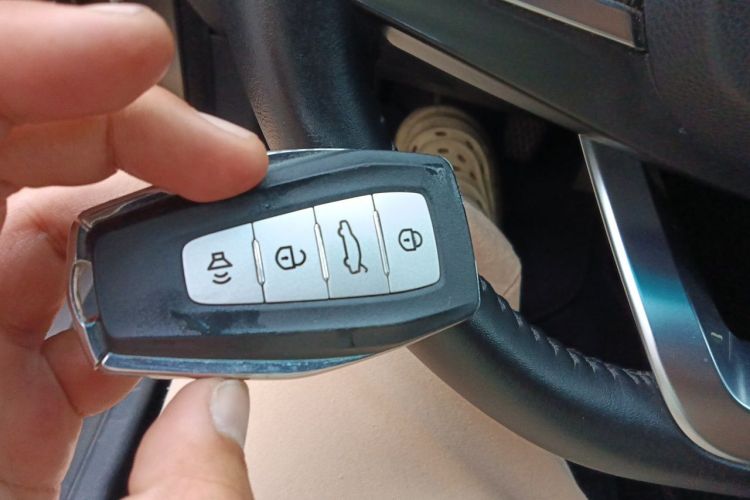 GEELY Emgrand 2019 car image #11