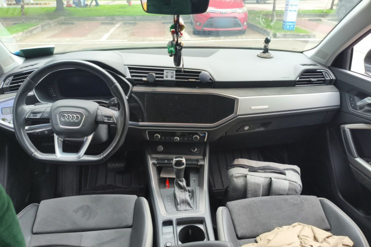 Audi Q3 2020 car image #12